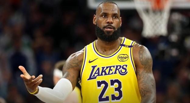 Le joueur de basketball LeBron James
