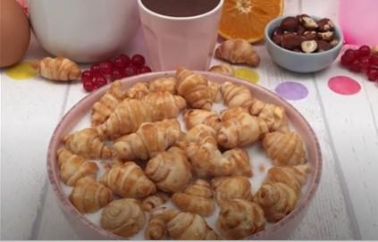 Un bol de croissants au lait