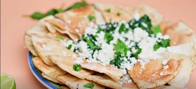 Des nachos aux épinards et à la féta