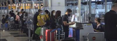 Des voyageurs dans un aéroport