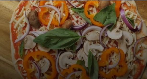 Une Pizza végétarienne aux champignons