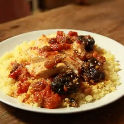 un plat de poulet aux pruneaux, miel et cannelle