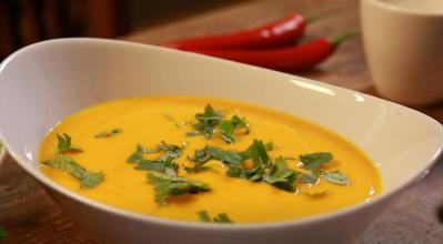 Une soupe de potimarron au gingembre et au lait de coco