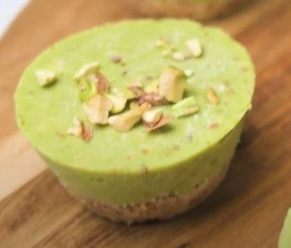 un cupcake à l’avocat avec des morceaux de pistaches