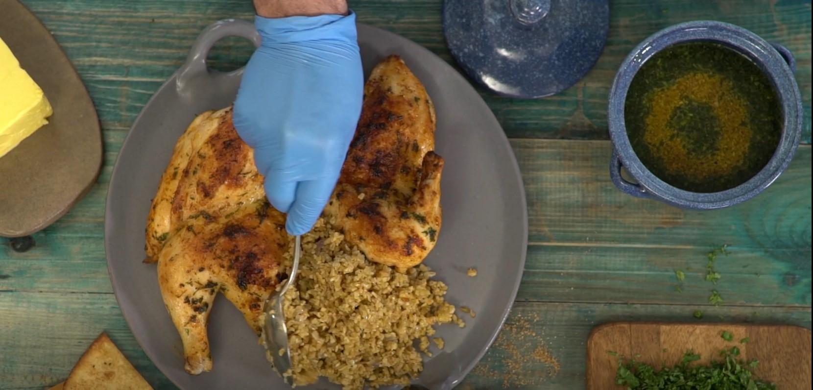 Un plat de gruau au poulet grillé