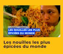 Une-dame-mangeant-des-nouilles-sautées-via-veedz