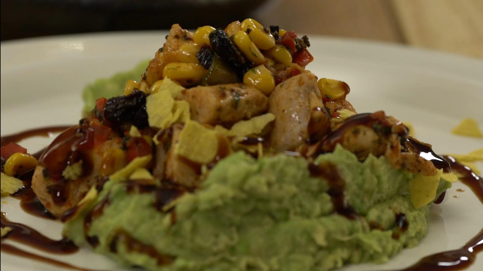 Un plat de poulet fumé à la pâte d'avocat