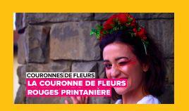 Capture d’une femme portant un serre-tête fleuri rouge